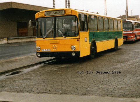 Ein früher bei der Post eingesetzter O 307, nun mit DB-Logo versehen, 1986 am Rande des Fuldaer ZOB aufgenommen von Günter Monschau. Herzlichen Dank G