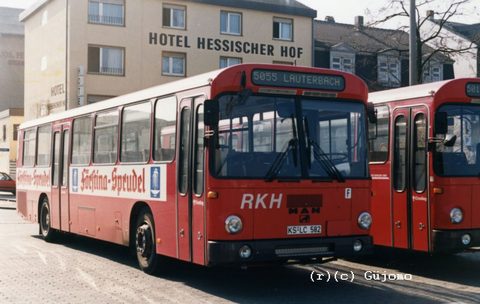 In einem anderen Rot, nun mit RKH-Logo, ein MAN SÜ 240 mit der Wagennummer 582 vom Baujahr 1985, von Günter aufgenommen am 03.04.1991 am ZOB in Fulda.