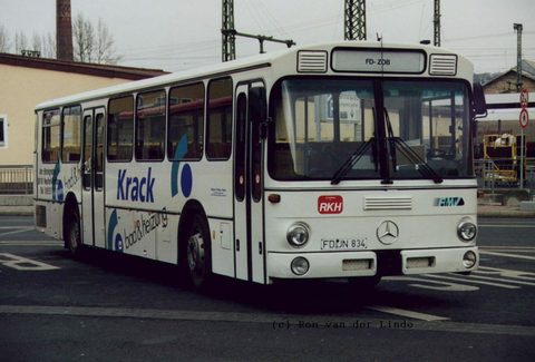 Schätzungsweise 20 Jahre später: Ein weißer Mercedes Benz O 307 mit RKH-Logo - offensichtlich ein Subunternehmer, der im Auftrage der RKH fuhr, als di