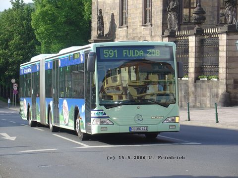 FD-BG 421 im Mai 2006 auf dem Weg zum Stadtschloß. Hier weitere Aufnahmen  => Hansa Bus, Hamburg