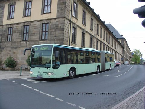 FD-BG 428 ist - sozusagen - der letzte der 12 Gelenkbusse, hier im Mai 2006 unterwegs in der Schlosstraße. Weitere Aufnahmen hier   Der Wagen soll zur