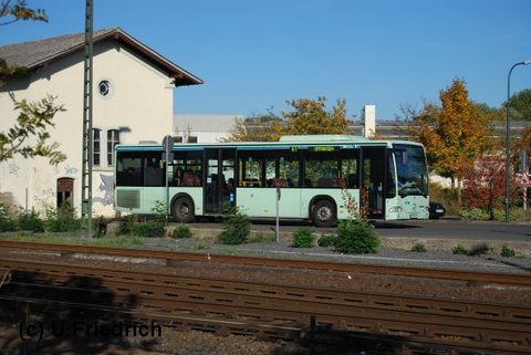 FD-BG 401, nun ohne Werbung, am 30.9.2011 am Bahnhof in Großenlüder, auf Linie 61 nach Uffhausen.