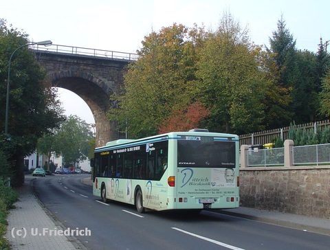 Hier gleich mal ein Blick von hinten - im Oktober 2006 geht es unter der Eisenbahnbrücke der Vogelsbergbahn in Horas hindurch