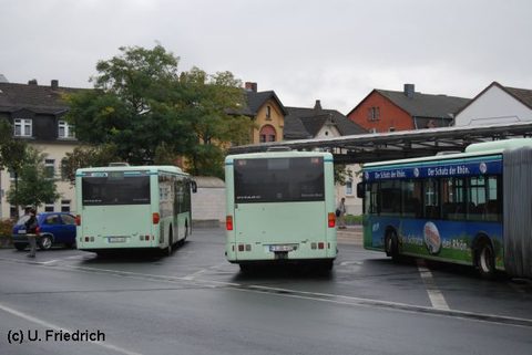 Mitte Oktober 2010: FD-BG 402 (rechts) wie auch FD-BG 409 sind wieder ohne Werbung unterwegs: Hier während einer Pause am ZOB