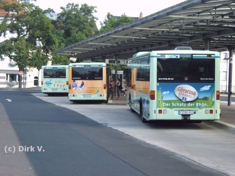 Eine Aufnahme von Dirk vom Juli 2006: FD-BG 402 (rechts) besitzt (wie auch FD-BG 401 sowie FD-BG 403 und im Gegensatz zu anderen FBG-Bussen) eine Anhä