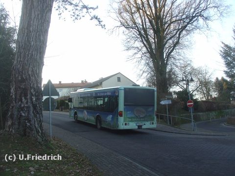 ...und fahren an Rainer und mir vorbei in die Stadt hinein