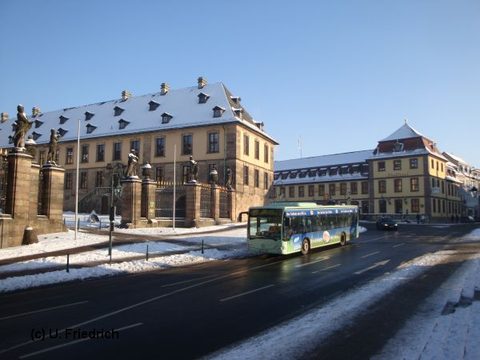 Im Januar 2010 geht es bei blauem Himmel am Stadtschloß vorbei, wiederum auf Linie 591