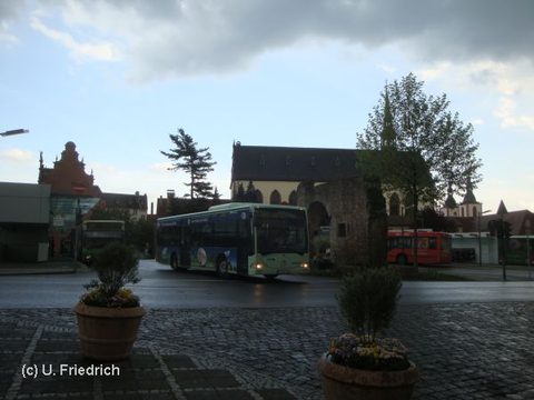 Unter dunklen Wolken im Mai 2008 - bei der Abfahrt vom Stadtschloß auf Linie 591 Richtung Burgenstadt Schlitz