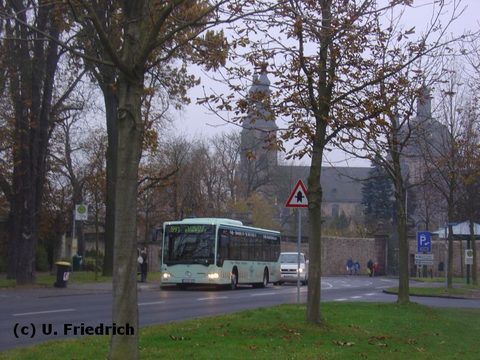 Im November 2007 geht es auf Linie 591 bei kahlen Bäumen und Novemberwetter Richtung Burgenstadt Schlitz