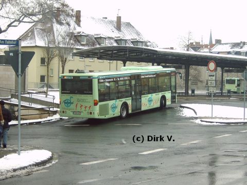 Die erste Aufnahme stammt wieder einmal von Dirk, und zwar vom März 2006. Zwischen Schneeresten hindurch am ZOB