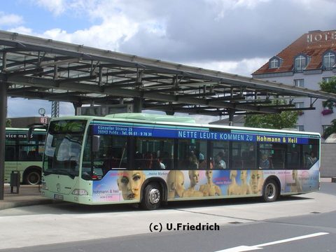 Mit Werbung für ein Bekleidungshaus unterwegs: FD-BG 408. Hier im Juli 2007 am ZOB Weitere Photos hier  => Thies, Hamburg