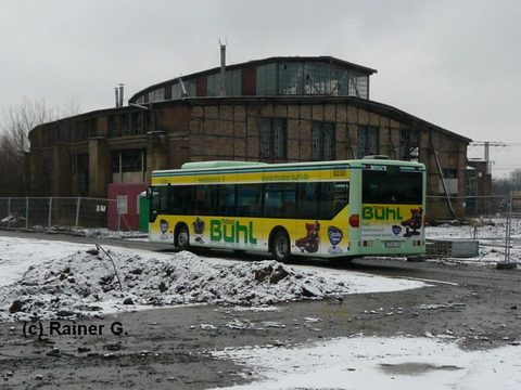 Nochmals unser Bus: Der alte Lokschuppen steht meines Wissens unter Denkmalschutz - man darf also gespannt sein, was Möbel Buhl daraus machen wird