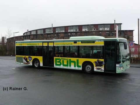Ein Sahnehäubchen, das Rainer gelungen ist: FD-BG 410 mit Werbung für Möbel Buhl in der Heidelsteinstraße, im Hintergrund das Gelände des ehemaligen B