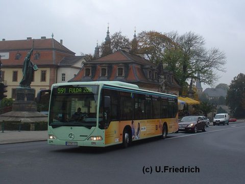 Auf dem Weg zum Stadtschloß geht es am Bonifatiusdenkmal vorbei