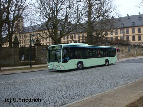 Im März 2009 geht es vor noch kahlen Bäumen durch die Pauluspromanade