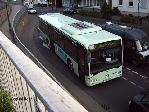 Im Mai 2006 in der Kurfürstenstraße von Dirk erwischt: Wagen FD-BG 413, der Werbung für die Firma Juchheim trägt. Photos gibt es hier   => Thies, H