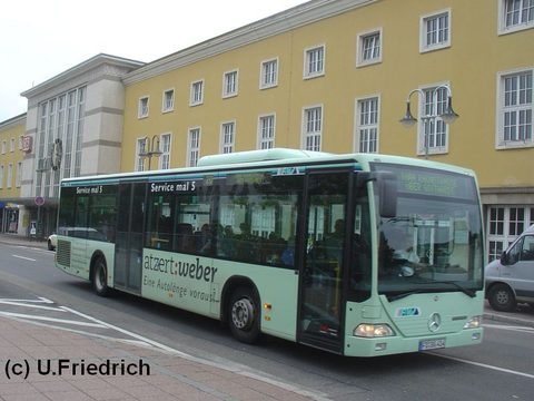 Auf Linie 20 in die Rhönstadt Tann passiert er den Bahnhof
