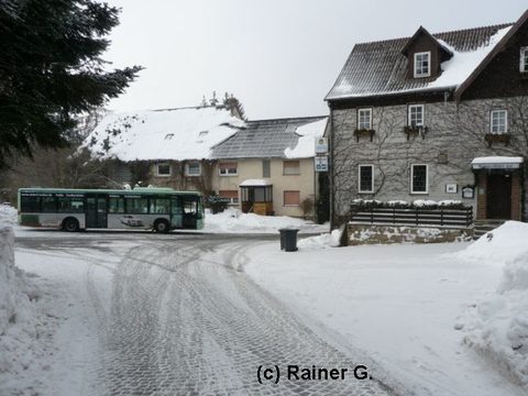 Der Bus vor der malerischen Szenerie Dalherdas