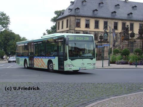 FD-BG 415 trägt Werbung für einen Baustoffmarkt. Hier passiert er im August 2006 gerade das Stadtschloß Weitere Aufnahmen hier  => Thies, Hamburg