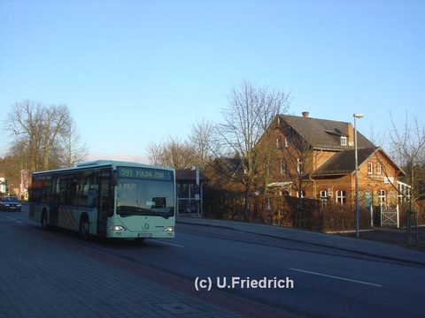 Rückfahrt ins 30 Kilometer entfernte Fulda. Im Hintergrund von den letzten Sonnenstrahlen beschienen der kleine, schon lange stillgelegte Bahnhof von 