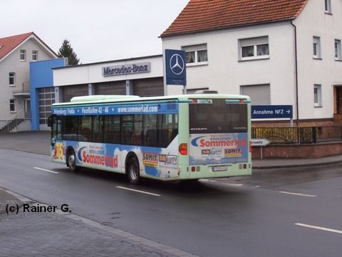 Der Mercedes vor einer Mercedes Niederlassung am Petersberg - eine Aufnahme von Rainer