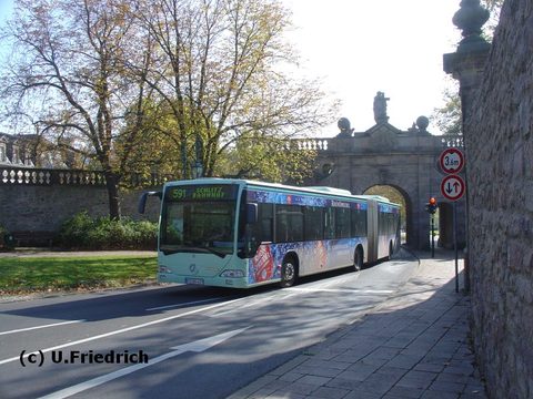 Einer der zehn Gelenkbusse: FD-BG 417 kommt hier im Oktober 2006 auf seinem Weg in die Burgenstadt Schlitz durchs Paulustor angefahren. Ein paar weite