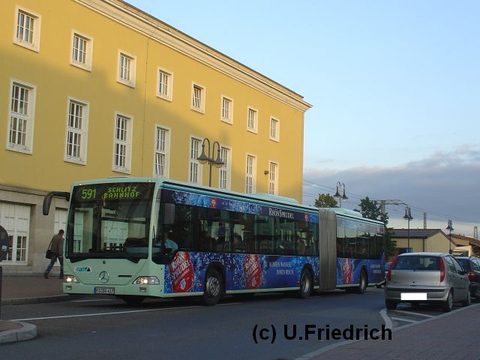 Vor dem abendlich beschienenen Bahnhof im September 2007