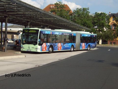 Im Sommer 2006 entstand die erste Aufnahme von diesem Bus. Damals war er einer von etlichen Wagen, die für "Rhön Sprudel" warben. Hier am ZOB auf Lini