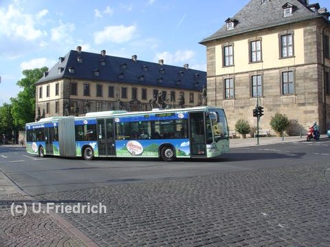 ... und biegen in die Schloßstraße ein. Das schreibt man übrigens heute "Schlossstrasse", wenn man es richtig schreiben möchte