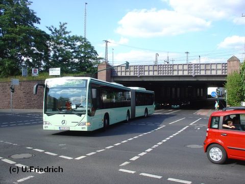 Auf dieser Aufnahme vom Juli 2006 ist der Bus noch ohne Werbung unterwegs. Hier beim Einbiegen in die Kurfürstenstraße