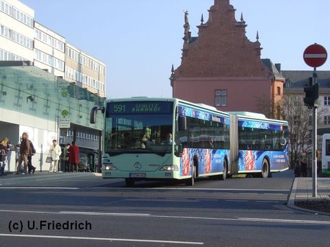 Im Februar 2007 dann mit Werbung für Rhön Sprudel. Hier bei der Abfahrt vom Stadtschloß auf Linie 591 Richtung Burgenstadt Schlitz