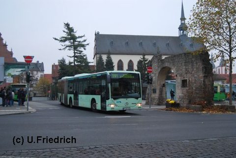 Hier der Bus am Stadtschloß auf dem Weg in die Burgenstadt Schlitz Anfang November 2011, etwa vier Wochen vor Einstellung des Linienbetriebes der FBG