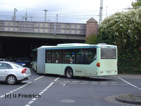 Im September 2005 entschwindet der Bus im Tunnel der Magdeburger Straße