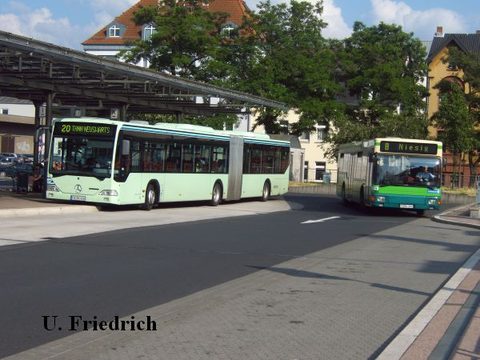 Im Juni 2006 am ZOB. Rechts der Üwag Wagen FD-N 246