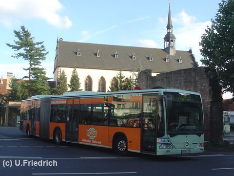 Die Linie 591 in die etwa 20 Kilometer entfernte kleine Burgenstadt Schlitz ist die einzige Buslinie der FBG, die über das Stadtschloß führt. Hier ein