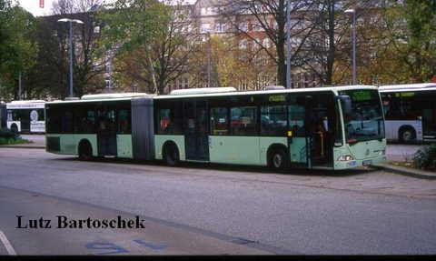 *neu Der nun in Hamburg mit dem Kennzeichen HH-HF2425 eingesetzte Bus am 02.11.2012 auf Linie 6 zum U-Bahnhof Borgweg am „ Bus-Port “ (Hamburg ZOB). V