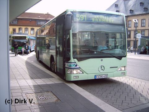 Im Mai 2006 gelang Dirk diese frühe Aufnahme von dem damals noch unbeklebten Bus auf Linie 591 am Stadtschloß