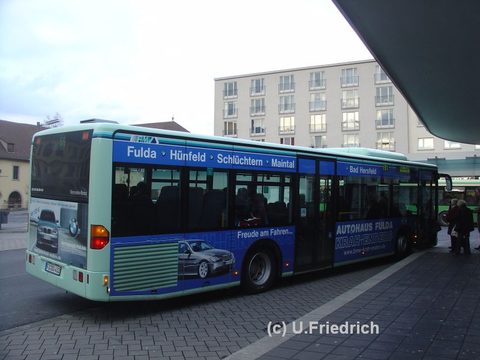 Eine erste Aufnahme stammt vom Februar 2007 am Stadtschloß. Hier besitzt der Bus bereits Werbung für das Autohaus Krah&Enders