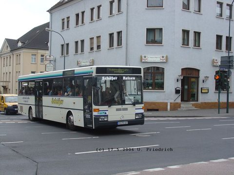Der gleiche Bus nun auf der Rückfahrt stadtauswärts. Infolge der Sanierung von Teilen der Vogelsbergbahn Fulda-Gießen wurde ein Schienenersatzverkehr 
