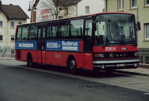 Hier sind wir nun aber wieder zurück in Fulda, genauer gesagt am ZOB, der die Domäne der regionalen Buslinien war: Ein Setra S215UL der RKH.