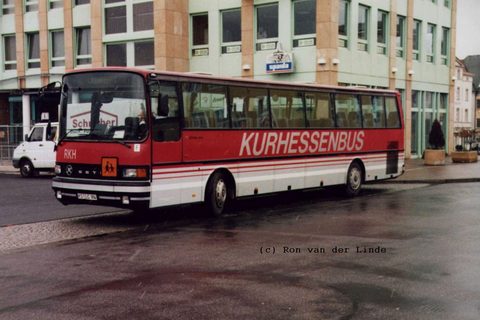 Lichtgrau und himbeerrot: Ein S215RL  Diese wie auch die vorangehenden Aufnahmen von RKH-Bussen stammen von Herrn Ron van der Linde, der im Oktober 19