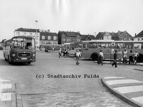 Während die Bahn im Raum Fulda stets MAN einsetzte, so war die Post Kunde bei Mercedes Benz: Rechts im Bild zu sehen ein O 317 der Bundespost.   Auch 