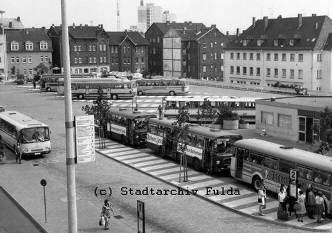 Lang ist es her: Als der ZOB noch gar nicht ZOB hieß und auch noch ganz anders aussah als heute, als noch rote Bahnbusse vom Typ MAN 750 HO unterwegs 
