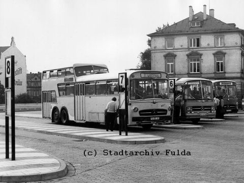 An einen Anderthalbdecker in Fulda kann ich mich beim besten Willen nicht erinnern... Hier seht er jedenfalls am früheren Busbahnhof am Bahnhof mit de