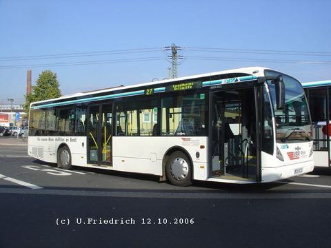 Dieser Van Hool war nur einer der Busse der Firma. Hier steht er gerade am ZOB, beschildert als Linie 27 nach Engelhelms