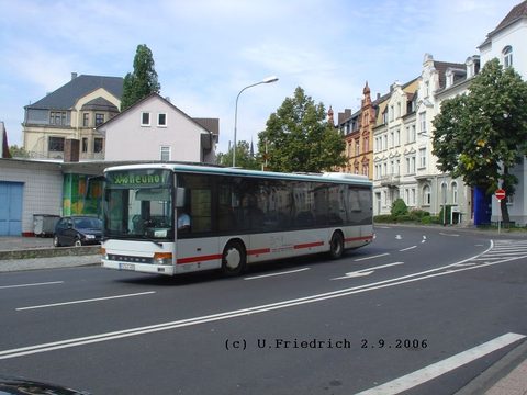 Dieser Setra ist mit der Aufschrift VU ist in der Lindenstraße unterwegs auf seinem Weg nach Neuhof: Doch der Bus ist ein echter RKH-Bus, da die VU in