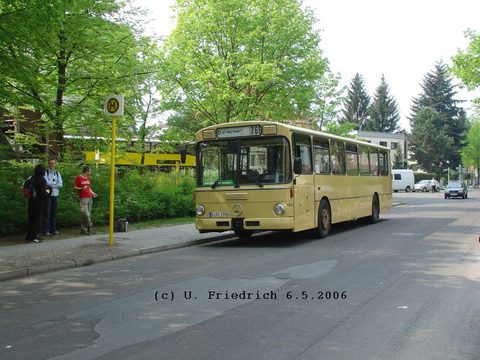 Wagen 1986 stammt aus dem Jahr 1984, hier an der Endhaltestelle in Lichtenrade, Blohmstraße, anläßlich der Traditionsfahrt am 6. Mai 2006 auf der Lini