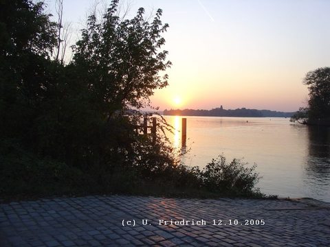 Abendlicher Blick übers Wasser an einem lauen Oktoberabend Die Endhaltestelle am anderen Ende der Strecke liegt einen Steinwurf von der Fähre zur Pfau