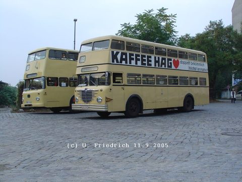Hier nochmals Wagen 1126, neben einem jüngeren Kollegen vom Typ DE, aufgenommen vor der Monumentenhalle im September 2005, anläßlich der Tage der Offe