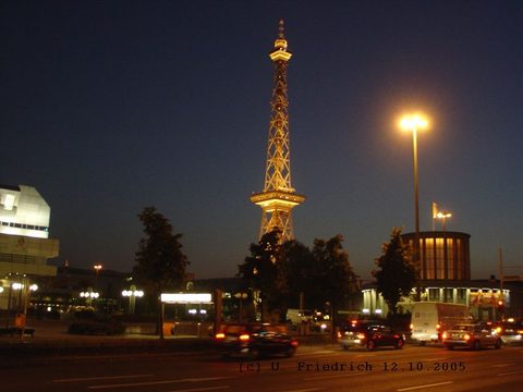 An einem milden Oktoberabend aufgenommen: Der Berliner Funkturm.  Gleich um die Ecke startet die Linie 218